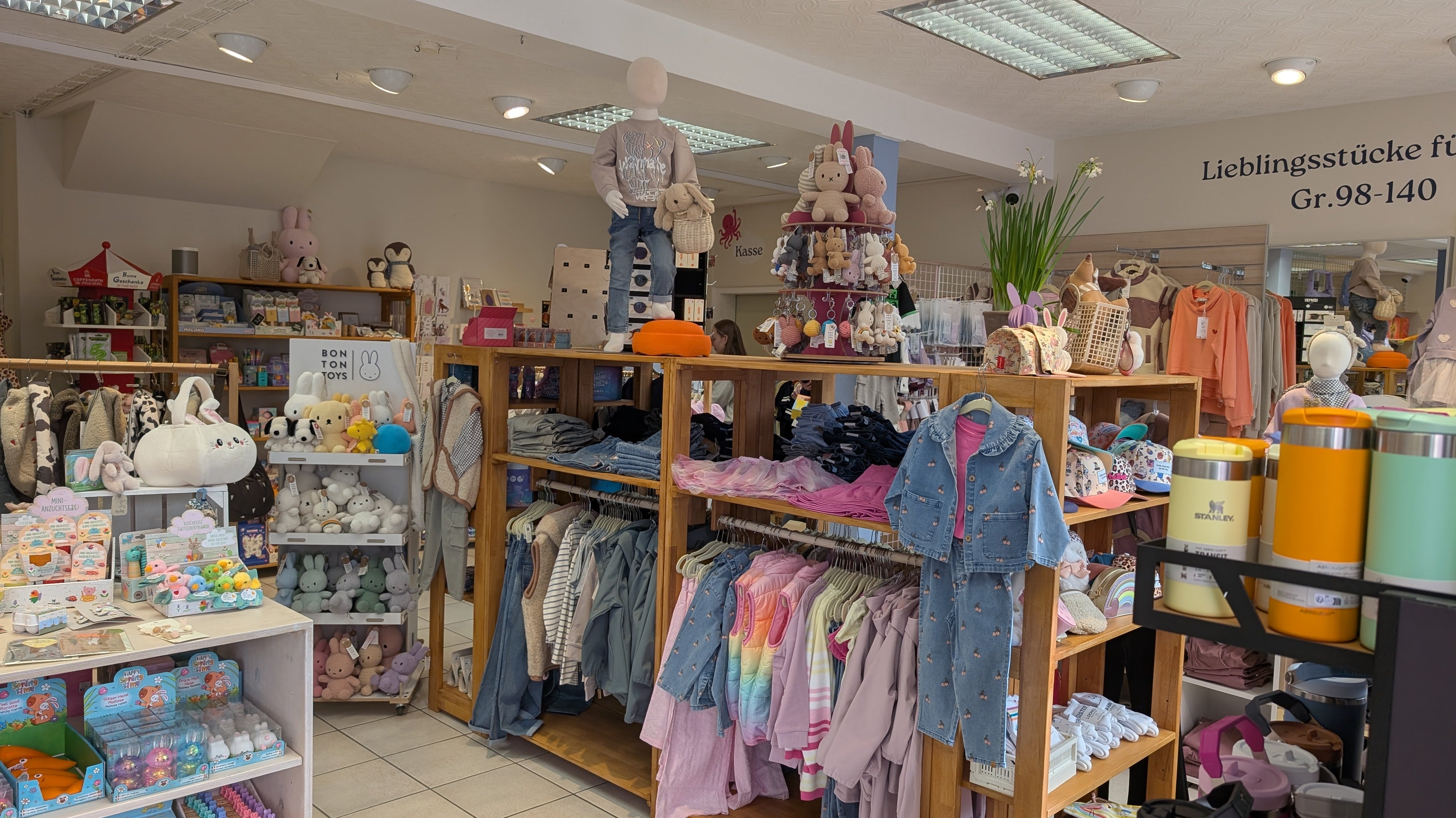 Liberty Kids Store Tübingen: Hell und freundlich eingerichteter Verkaufsraum mit Kindermode, Plüschtieren und stylischer Produktpräsentation