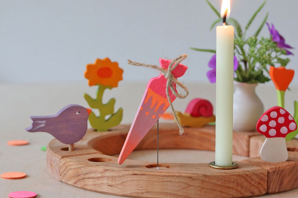 Farbenfrohes Holzspielzeug als Geschenkidee für Kinder unter 30 Euro - ideal für den Nikolausstiefel