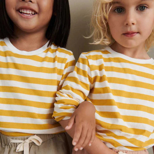 Zwei Kinder in gestreiften Longsleeves - Gelb-Weiß - ideal für Geschwisterlooks
