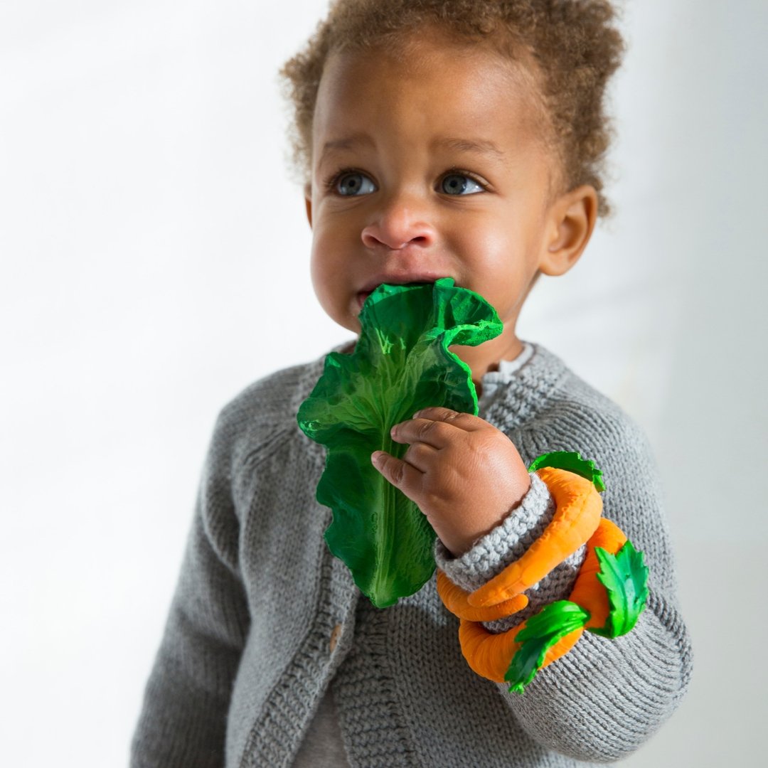 Babyspielzeug “Kendall the Kale” von Oli&Carol kaufen - Spielzeug, Babykleidung & mehr