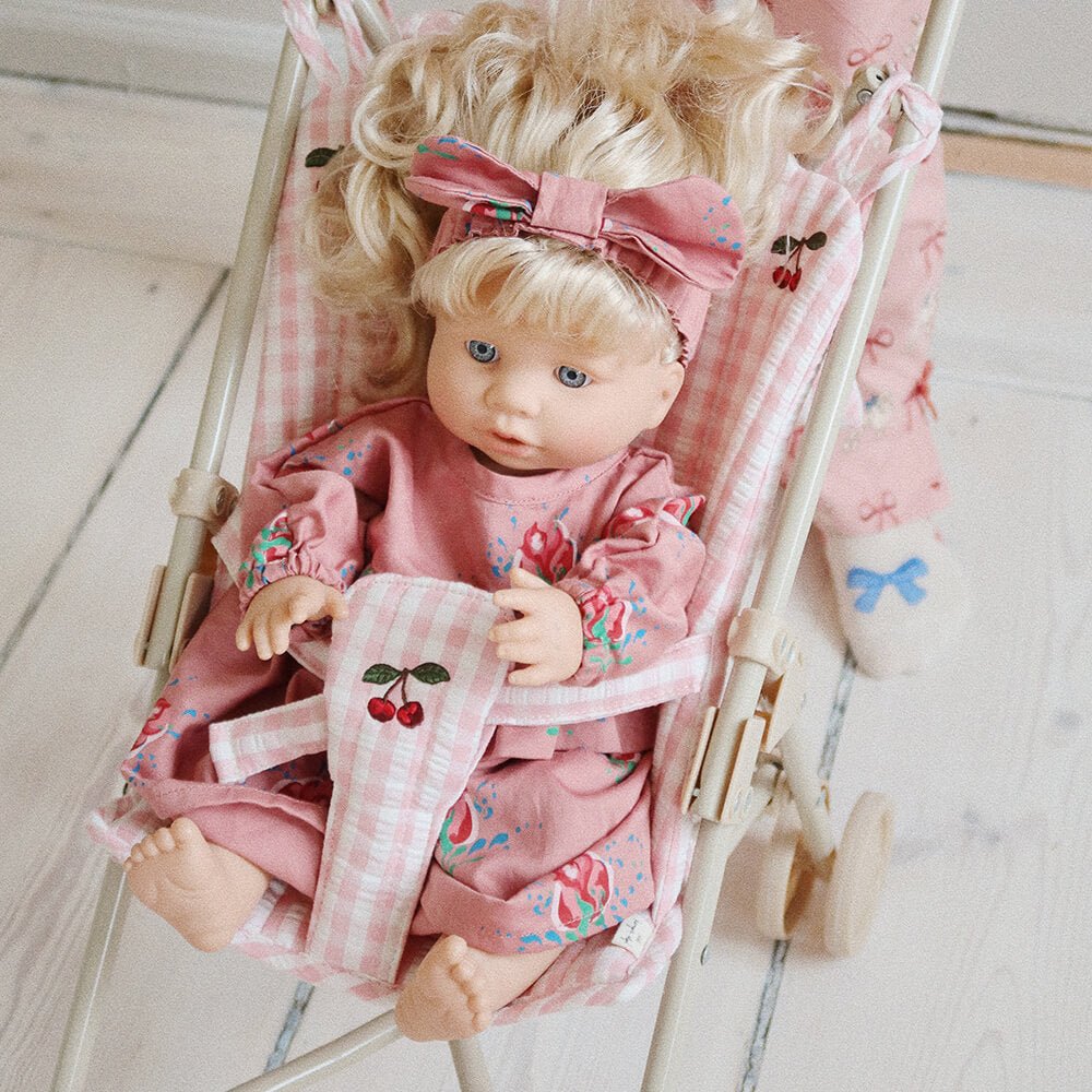 Doll - Puppe zum Füttern aus Bio - Baumwolle und Recyceltem Polyester von Konges Slojd kaufen - Baby, Spielzeug, Geschenke, Babykleidung & mehr