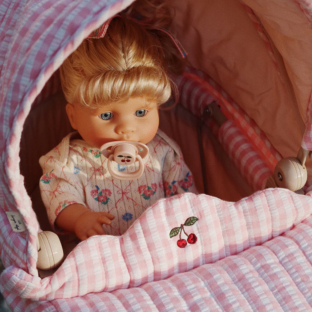 Doll - Puppe zum Füttern aus Bio - Baumwolle und Recyceltem Polyester von Konges Slojd kaufen - Baby, Spielzeug, Geschenke, Babykleidung & mehr