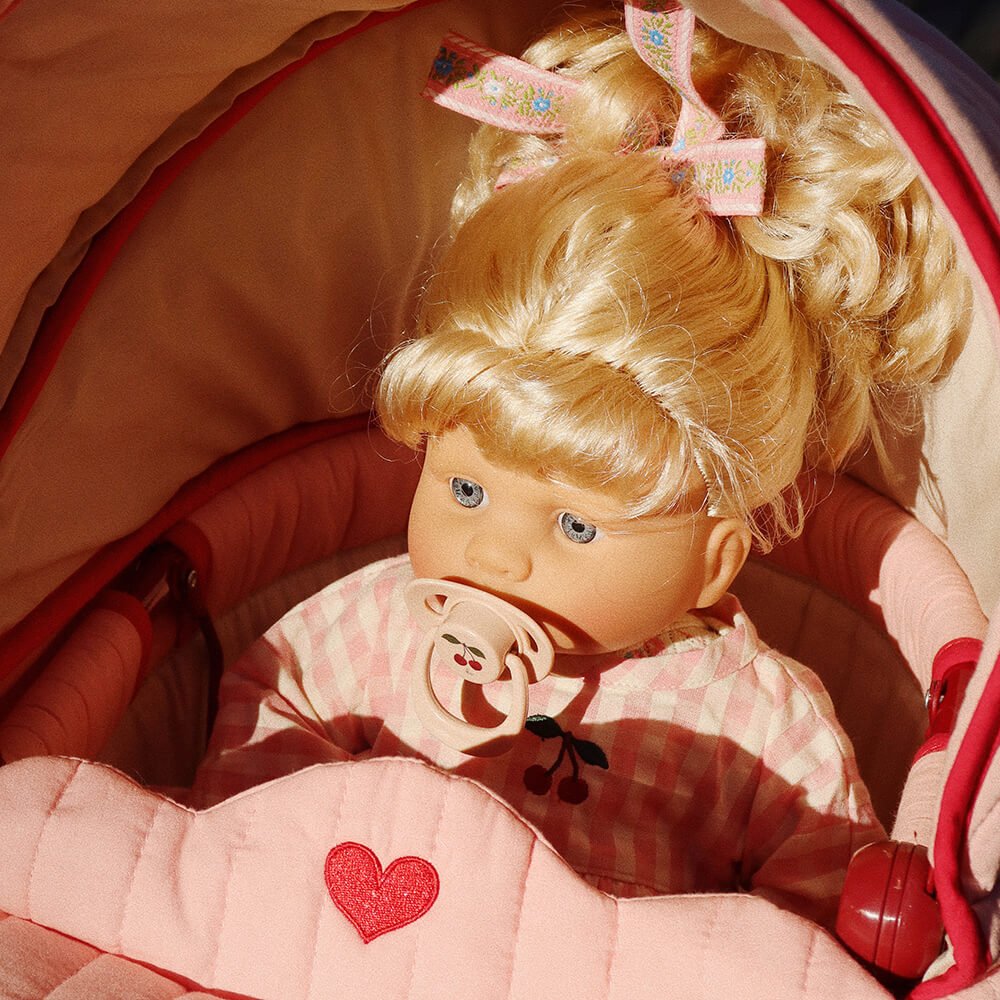 Doll - Puppe zum Füttern aus Bio - Baumwolle und Recyceltem Polyester von Konges Slojd kaufen - Baby, Spielzeug, Geschenke, Babykleidung & mehr