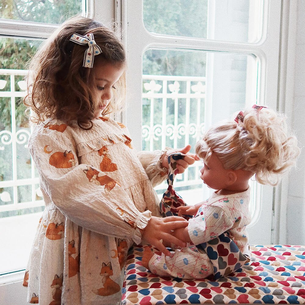 Doll - Puppe zum Füttern aus Bio - Baumwolle und Recyceltem Polyester von Konges Slojd kaufen - Baby, Spielzeug, Geschenke, Babykleidung & mehr