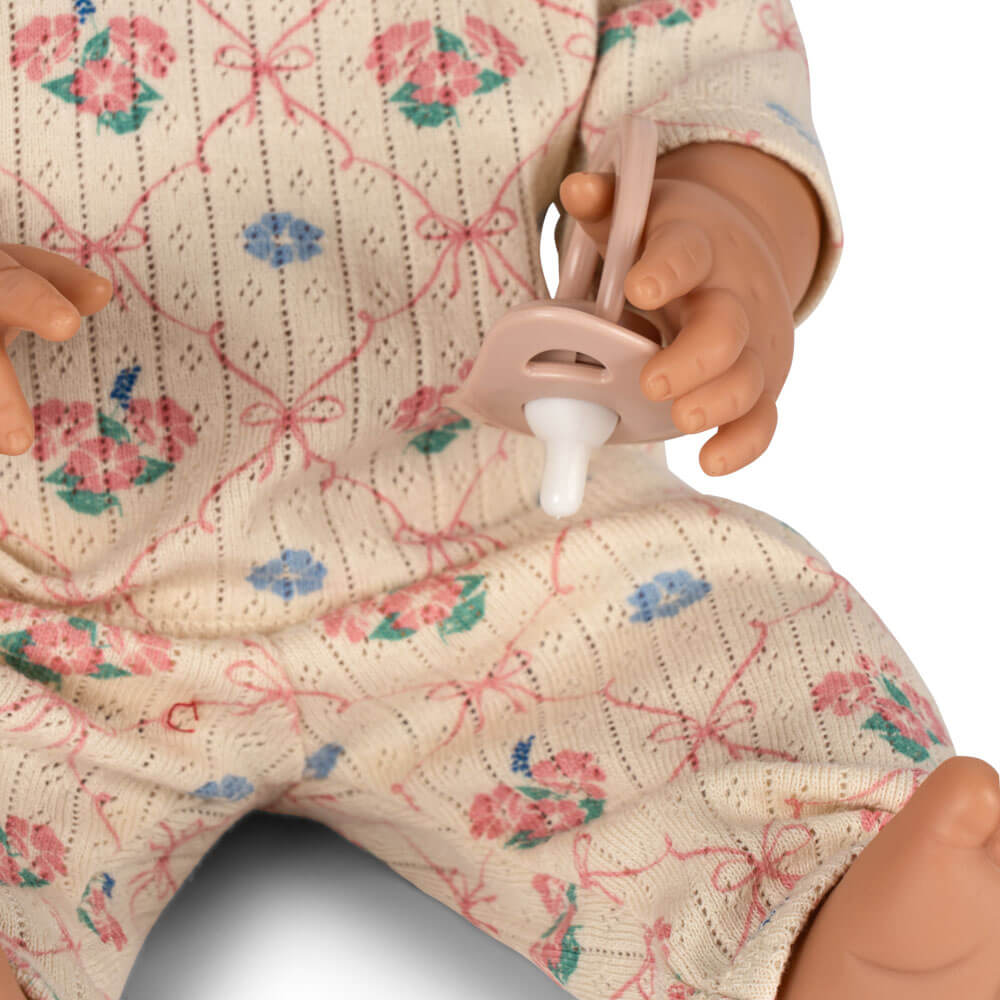 Doll - Puppe zum Füttern aus Bio - Baumwolle und Recyceltem Polyester von Konges Slojd kaufen - Baby, Spielzeug, Geschenke, Babykleidung & mehr