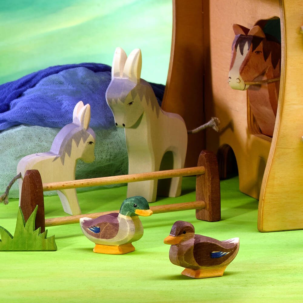 Ente sitzend aus Holz von Ostheimer kaufen - Spielfigur, Babykleidung & mehr