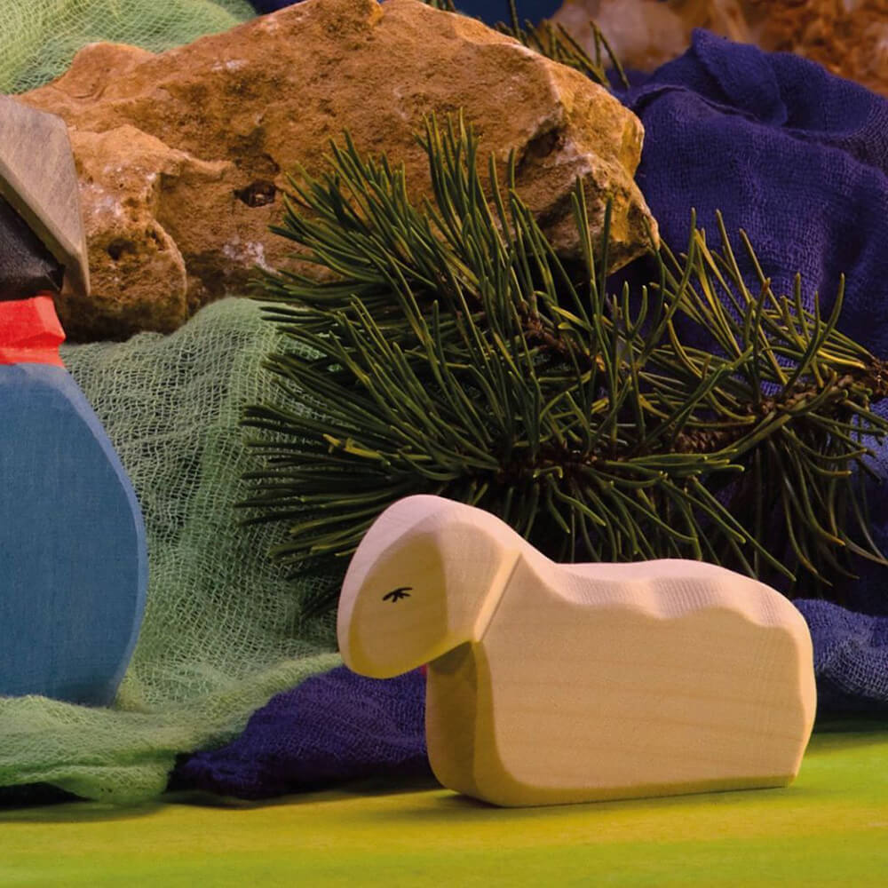 Lamm liegend aus Holz von Ostheimer kaufen - Spielfigur, Babykleidung & mehr