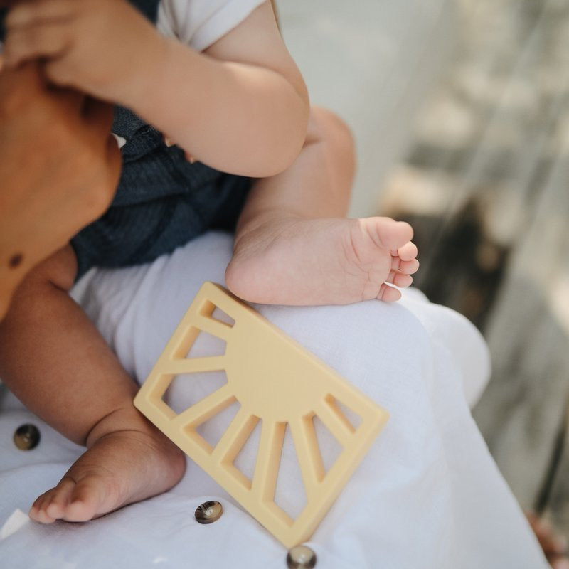 Mushie Beißring “Teether Sun Muted Yellow” von mushie kaufen - Spielzeug, Babykleidung & mehr