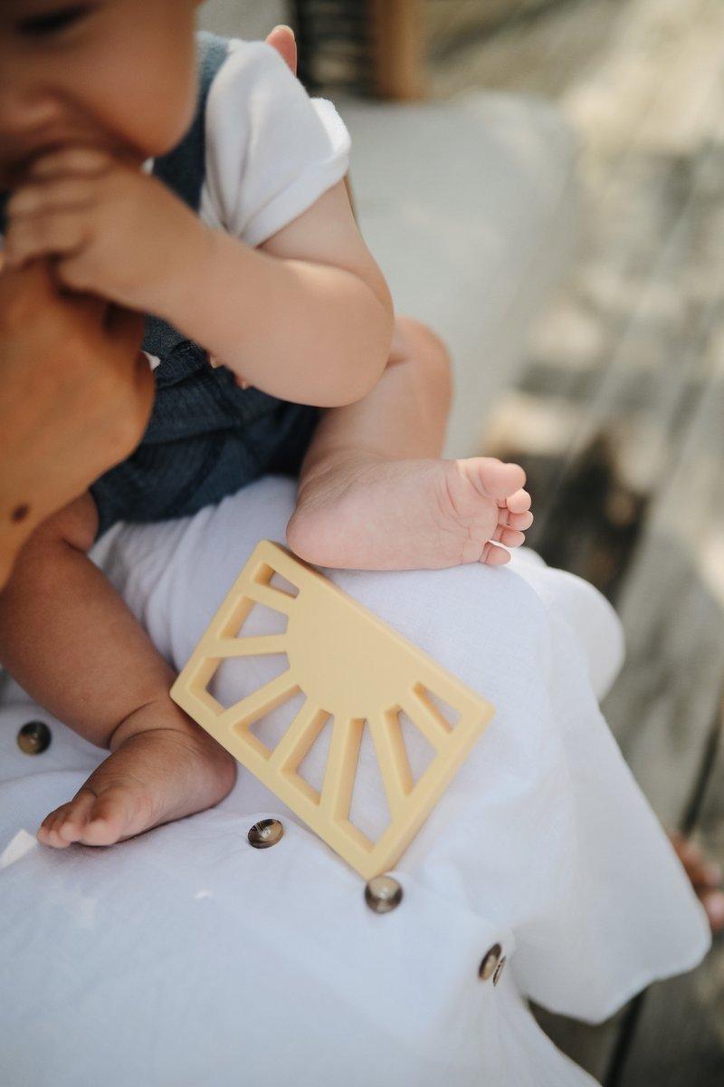 Mushie Beißring “Teether Sun Muted Yellow” von mushie kaufen - Spielzeug, Babykleidung & mehr