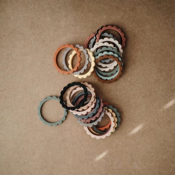 Mushie Flower Bracelets “Black/Caramel/Natural” von mushie kaufen - Spielzeug, Babykleidung & mehr