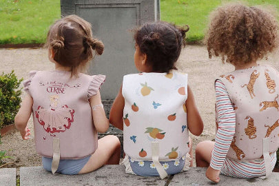 Nachhaltige Kinder Schwimmweste von Konges Sløjd - sicherer Badespaß mit süßem Zitronen-Design