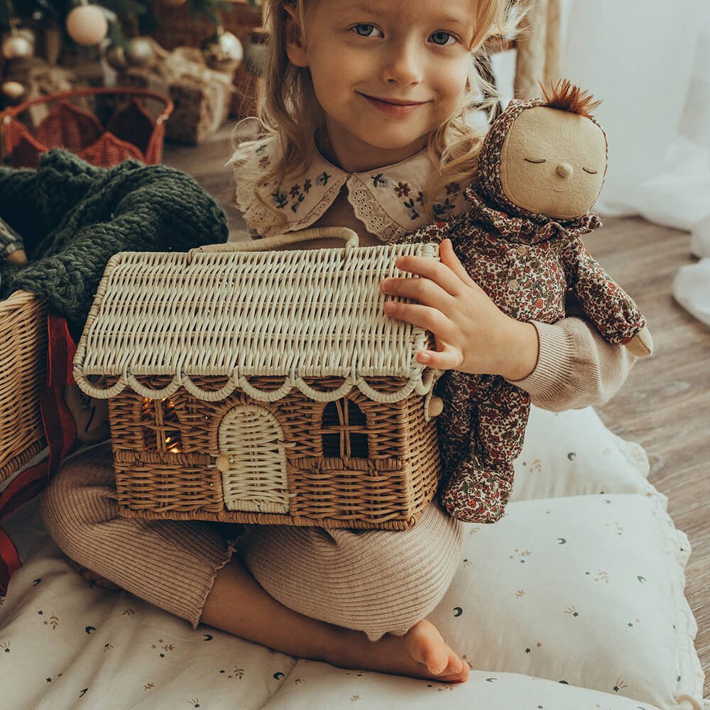 Rattan Gingerbread Casa Clutch - Puppenhauskorb von Olli Ella kaufen - Kleidung, Spielzeug, Alltagshelfer, Geschenke, Babykleidung & mehr