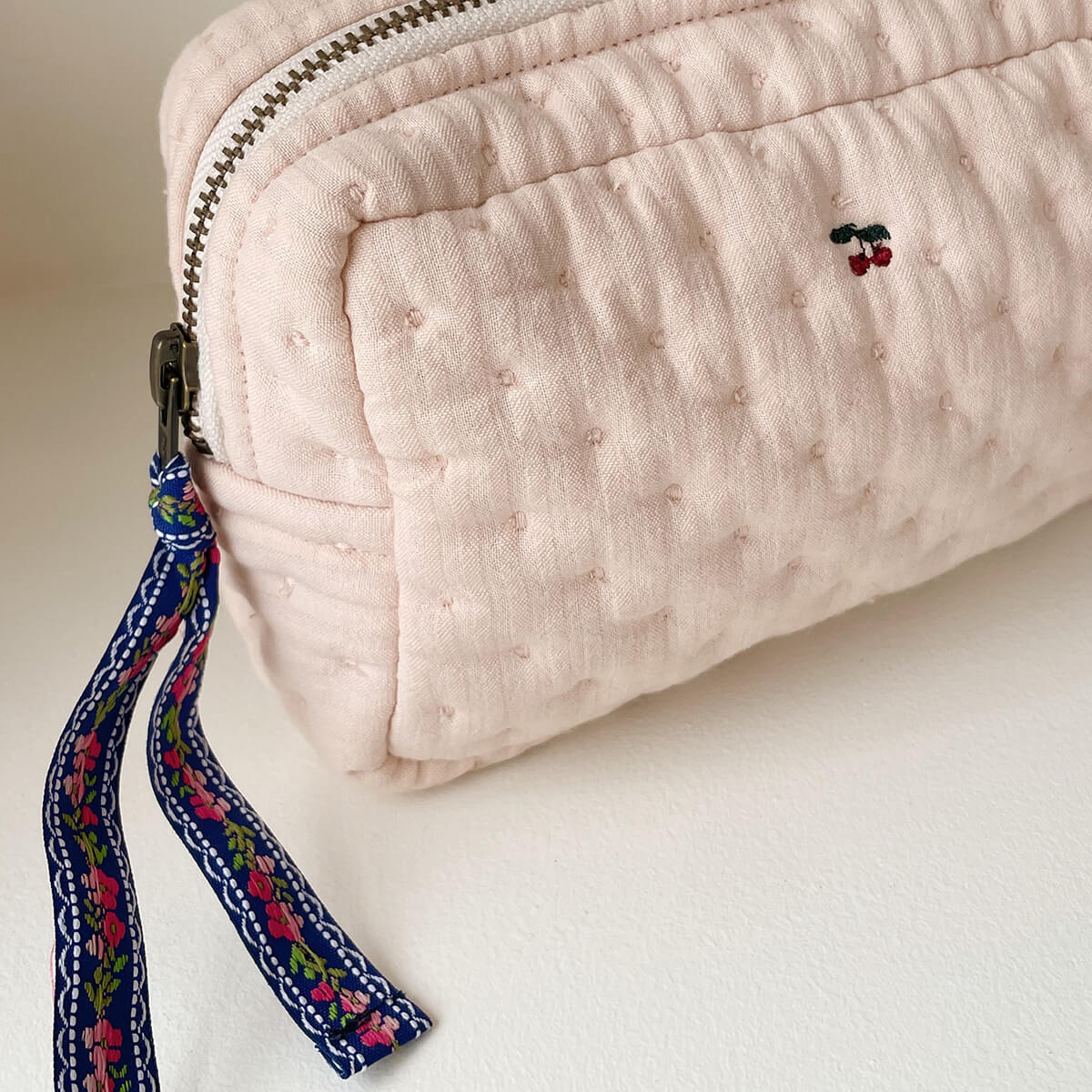 Small Toiletry Bag Seersucker von Konges Slojd kaufen - Baby, Alltagshelfer, Mama, Babykleidung & mehr