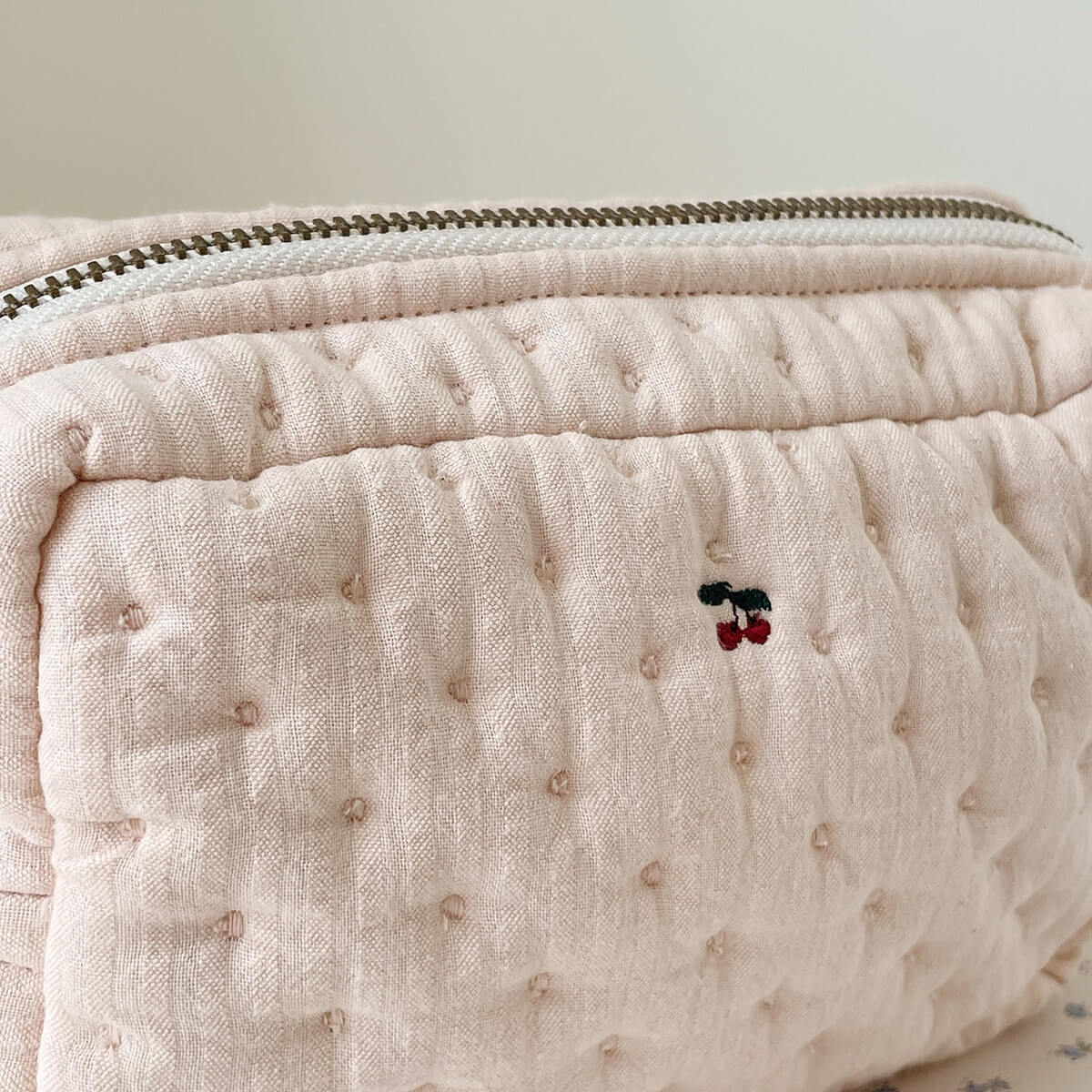 Small Toiletry Bag Seersucker von Konges Slojd kaufen - Baby, Alltagshelfer, Mama, Babykleidung & mehr