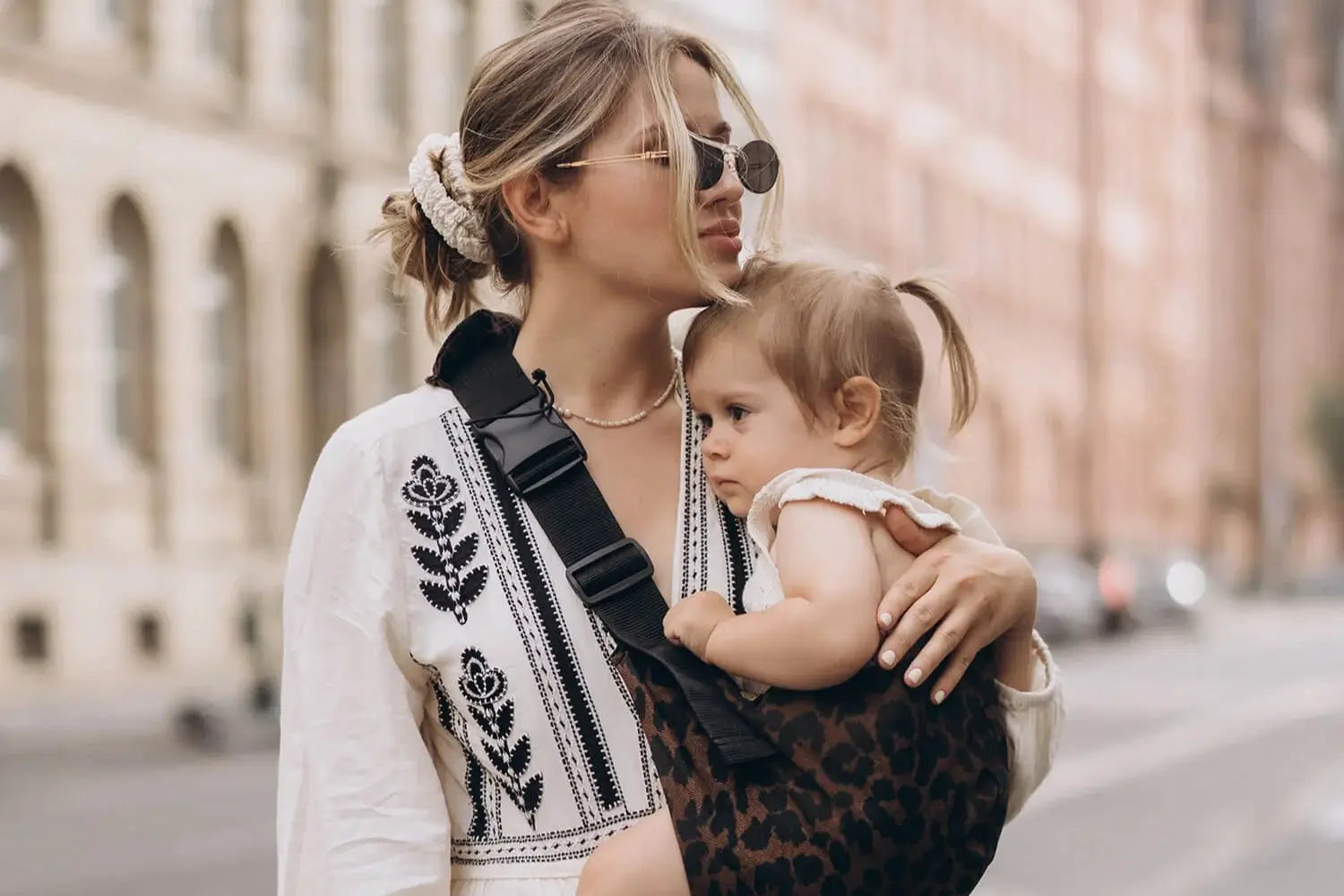 Wildride Kleinkindtrage Leopard-Print – ergonomische und stylische Trage für Babys und Kleinkinder ab 9 Monate