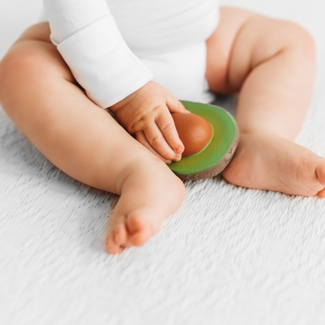 Babyspielzeug “Arnold the Avocado” von Oli&Carol kaufen - Spielzeug, Babykleidung & mehr