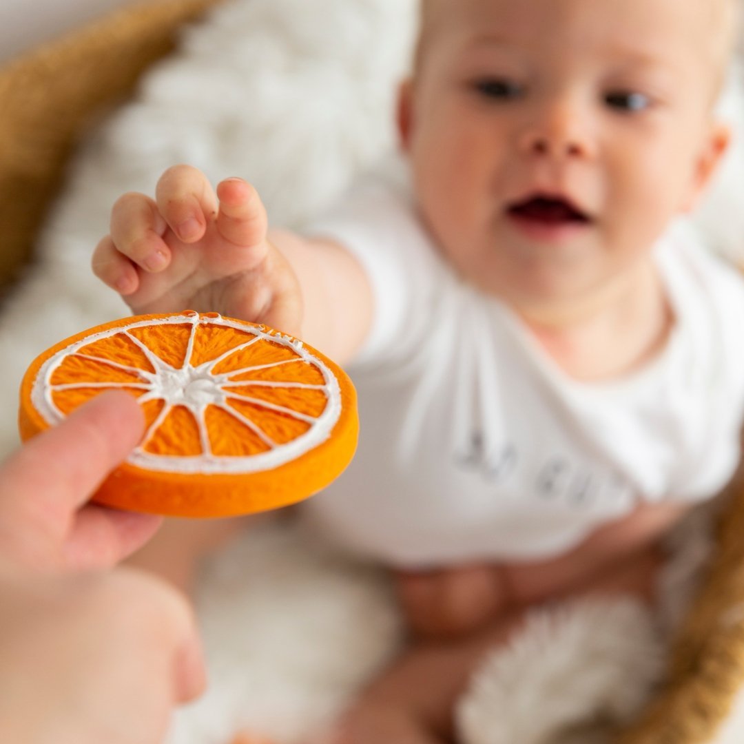 Babyspielzeug “Clementino the Orange” von Oli&Carol kaufen - Spielzeug, Babykleidung & mehr