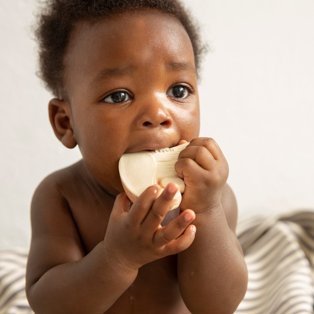 Babyspielzeug “Manolo the Mushroom” von Oli&Carol kaufen - Spielzeug, Babykleidung & mehr