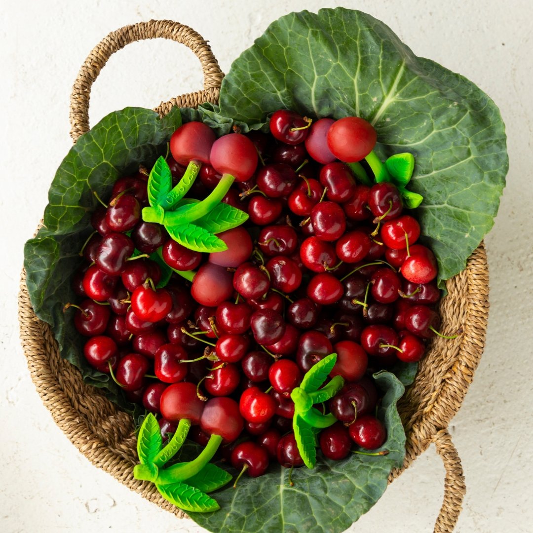 Babyspielzeug “Mery the Cherry” von Oli&Carol kaufen - Spielzeug, Babykleidung & mehr