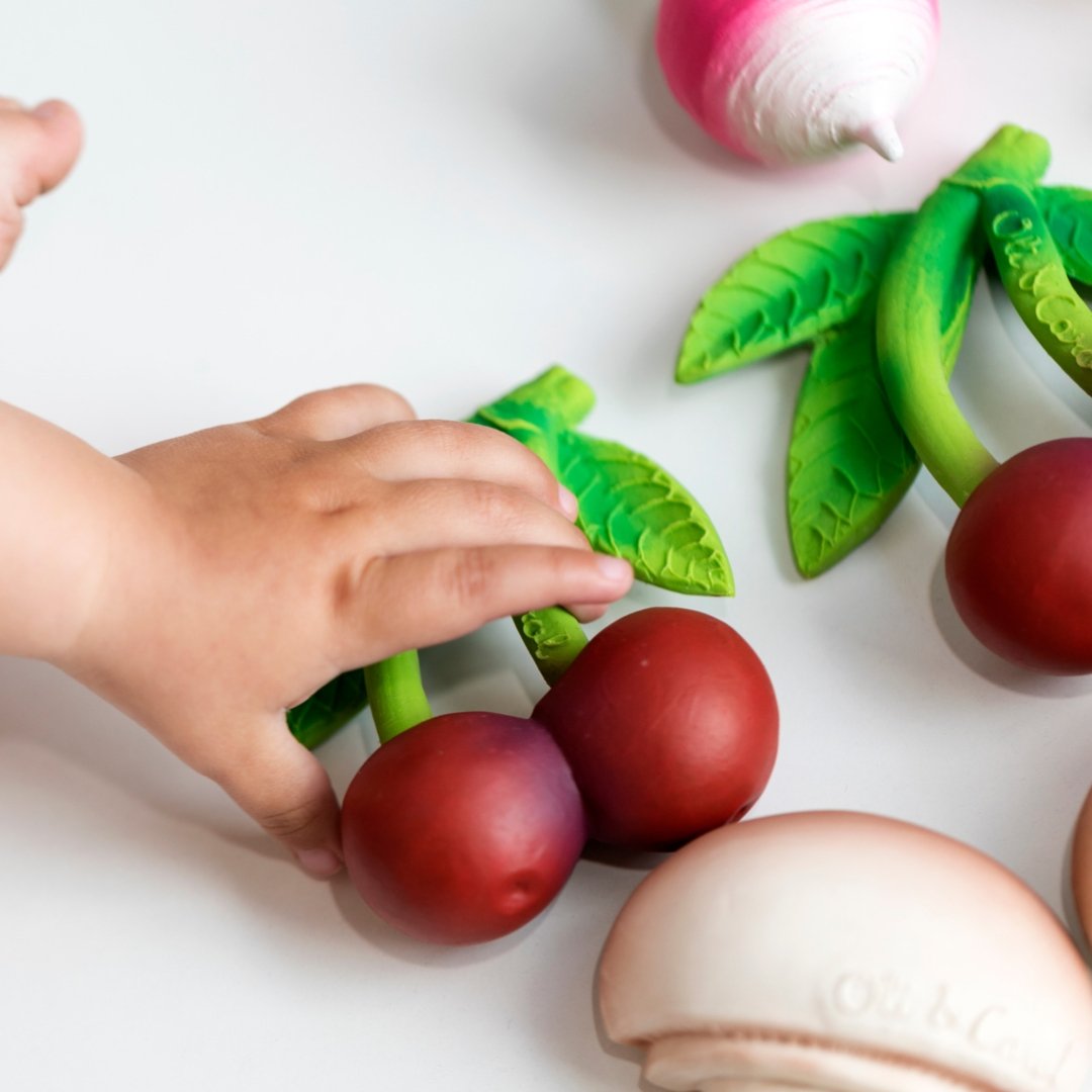 Babyspielzeug “Mery the Cherry” von Oli&Carol kaufen - Spielzeug, Babykleidung & mehr