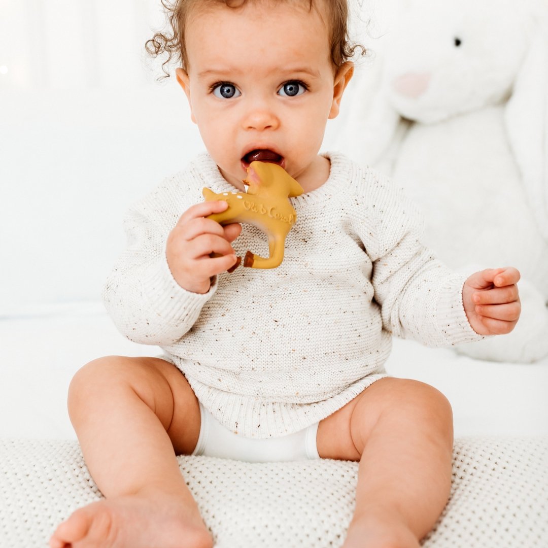 Babyspielzeug “Olive the Deer” von Oli&Carol kaufen - Spielzeug, Babykleidung & mehr