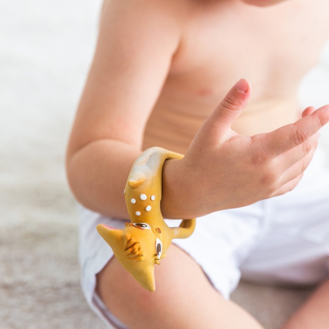 Babyspielzeug “Olive the Deer” von Oli&Carol kaufen - Spielzeug, Babykleidung & mehr