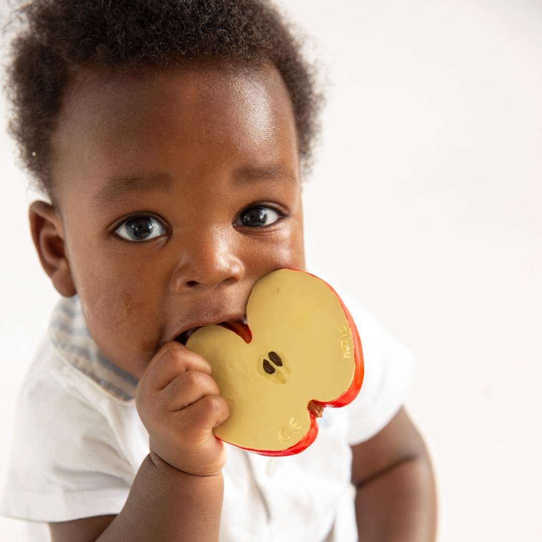 Babyspielzeug “Pepita the Apple” von Oli&Carol kaufen - Baby, Alltagshelfer, Geschenke, Babykleidung & mehr