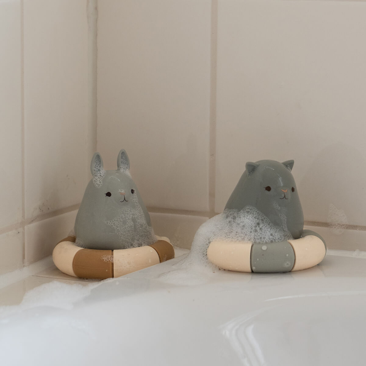 Bath Toys Swim Ring 2er Pack - Badespielzeug aus 100% Silikon von Konges Slojd kaufen - Spielzeug, Alltagshelfer, Geschenke, Babykleidung & mehr