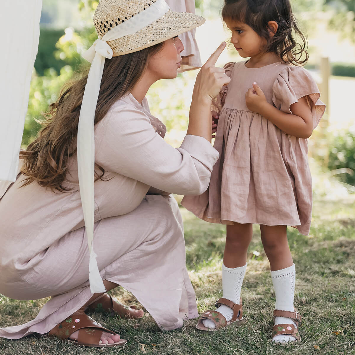 Blooming Clover Scallop Velcro Sandale Uniqua Collection aus Chromfreien Premium Leder von petit nord kaufen - Kleidung, Babykleidung & mehr