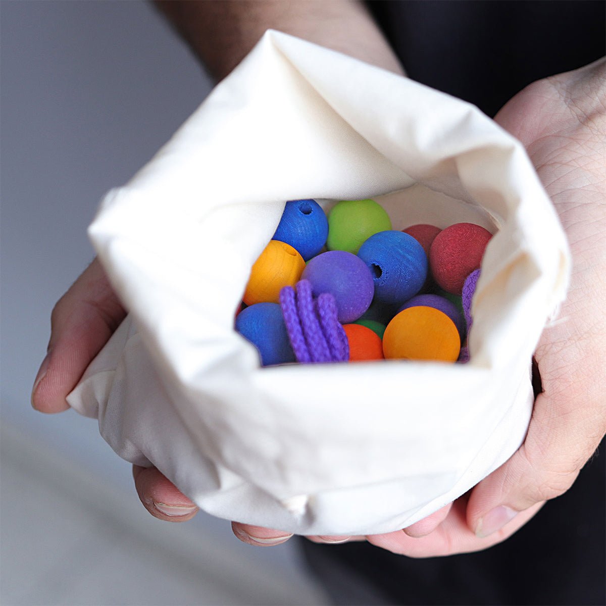 Bunte Perlentreppe mit Baumwollsäcken von Grimm´s kaufen - Spielzeug, Geschenke, Babykleidung & mehr