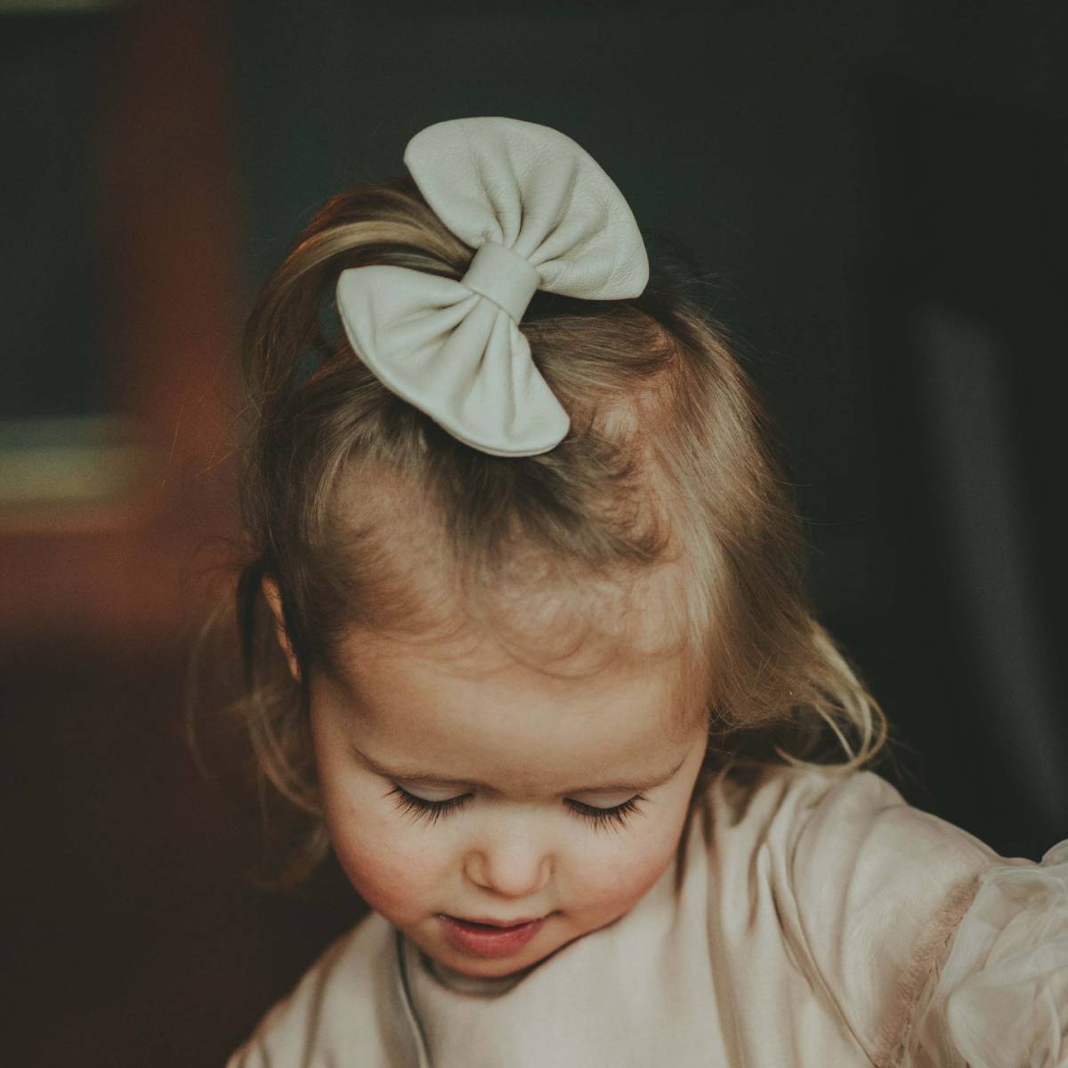 Floor Hair Tie - Haargummi aus 100% Premium Leder von Donsje kaufen - Kleidung, Geschenke, Babykleidung & mehr