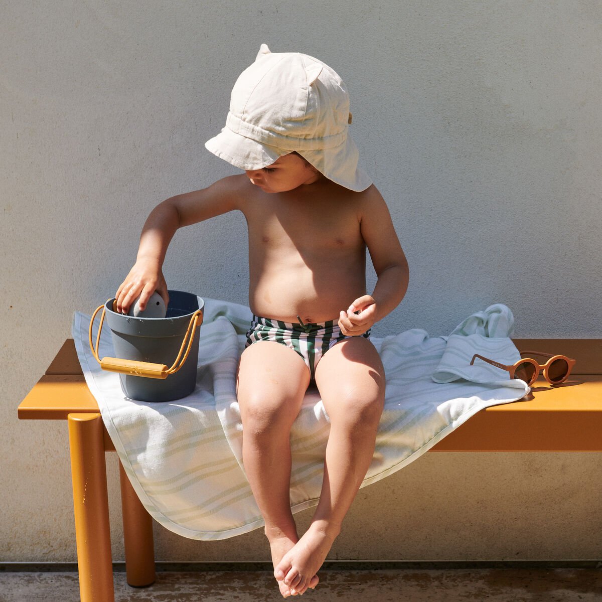 Gorm Seersucker Sonnenhut mit Nackenschutz von Liewood kaufen - Kleidung, Geschenke, Babykleidung & mehr