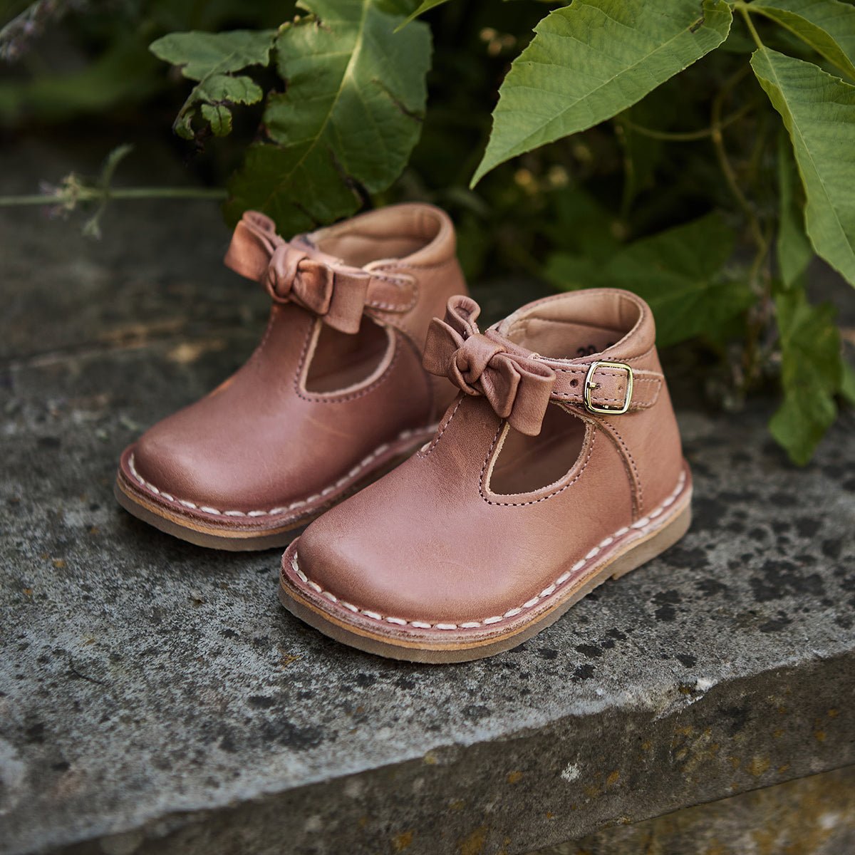 Halbschuh T-Bar Bow - aus Chrom freiem Premium Leder von petit nord kaufen - Kleidung, Babykleidung & mehr