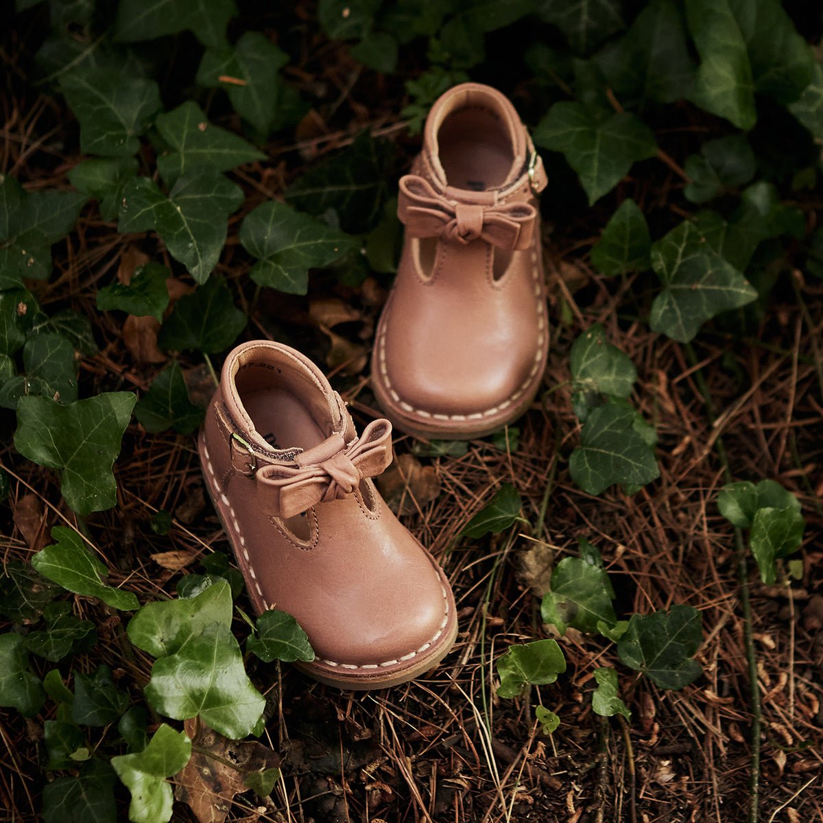 Halbschuh T-Bar Bow - aus Chrom freiem Premium Leder von petit nord kaufen - Kleidung, Babykleidung & mehr