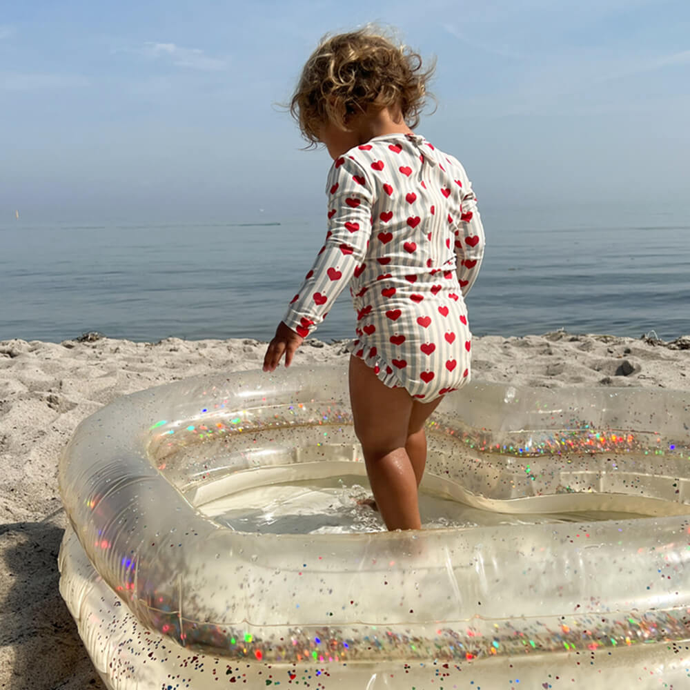 Heart Pool - Herz Planschbecken Transparent mit Glitzer von Konges Slojd kaufen - Spielzeug, Babykleidung & mehr
