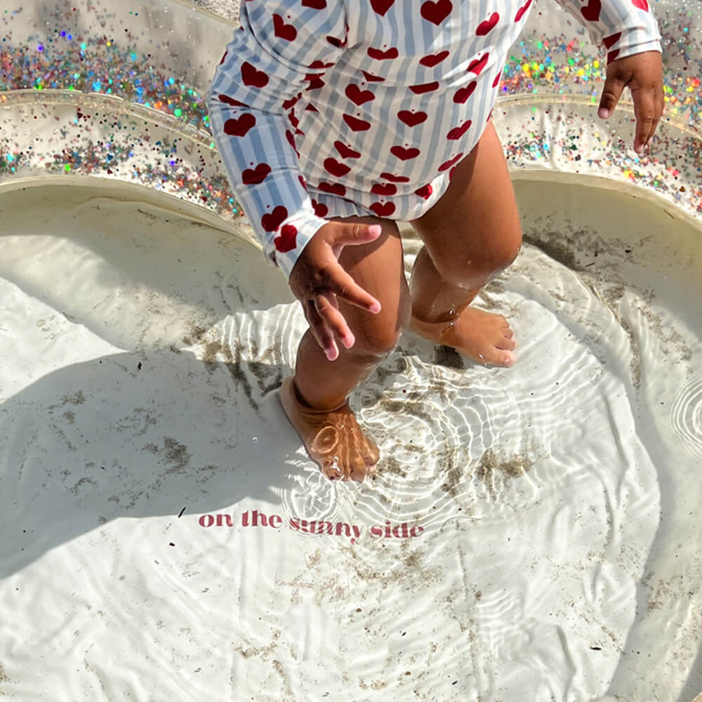 Heart Pool - Herz Planschbecken Transparent mit Glitzer von Konges Slojd kaufen - Spielzeug, Babykleidung & mehr