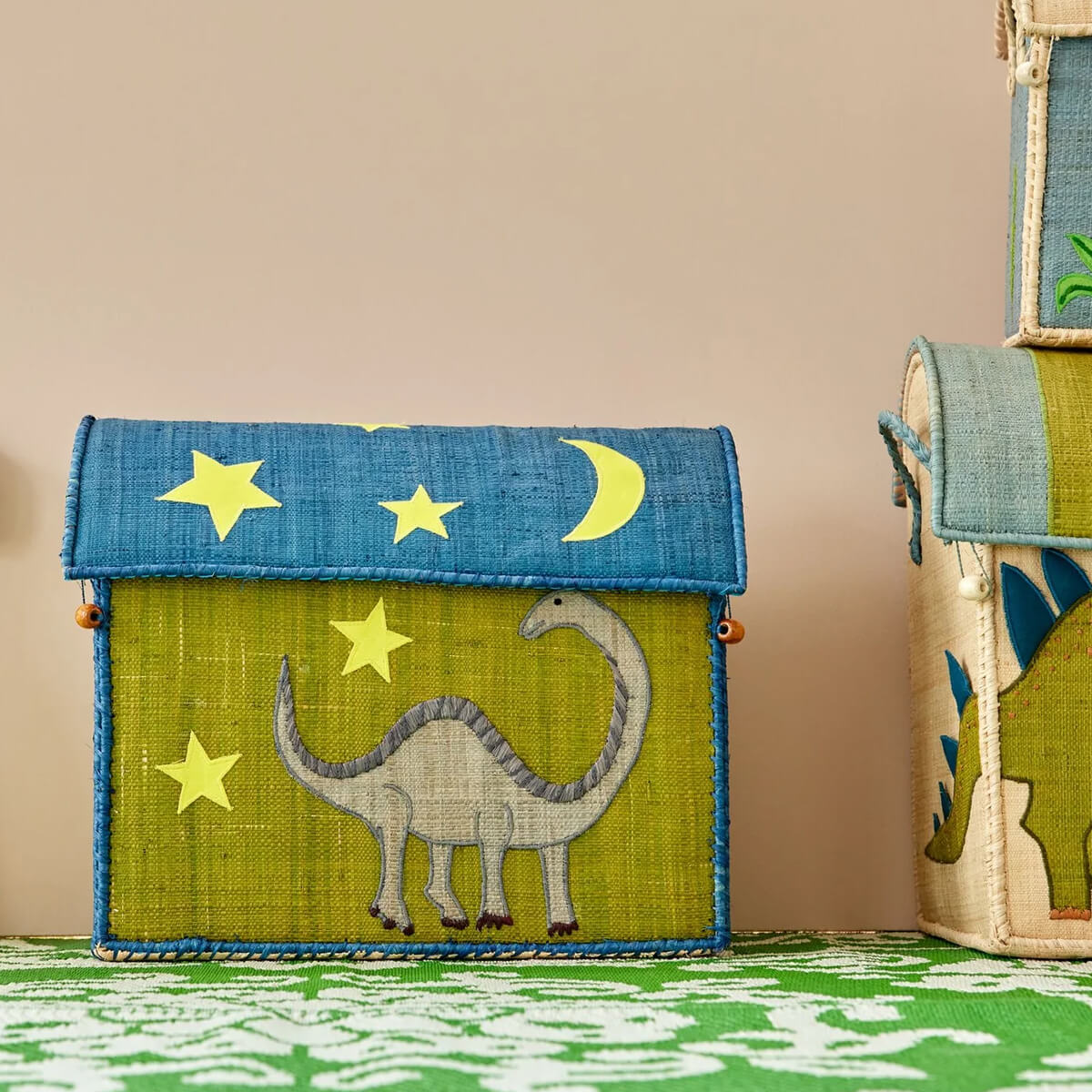 Medium Dino Raffia Toy Basket Dinosaur Print - Aufbewahrungskorb von Rice kaufen - Spielzeug, Kinderzimmer, Babykleidung & mehr