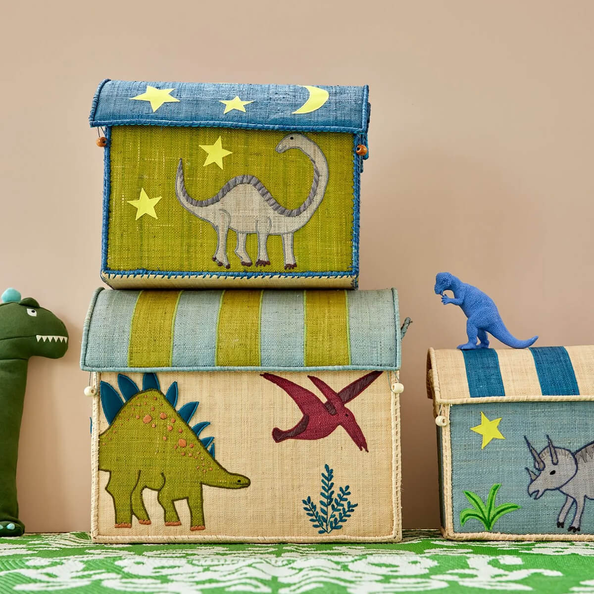 Medium Dino Raffia Toy Basket Dinosaur Print - Aufbewahrungskorb von Rice kaufen - Spielzeug, Kinderzimmer, Babykleidung & mehr