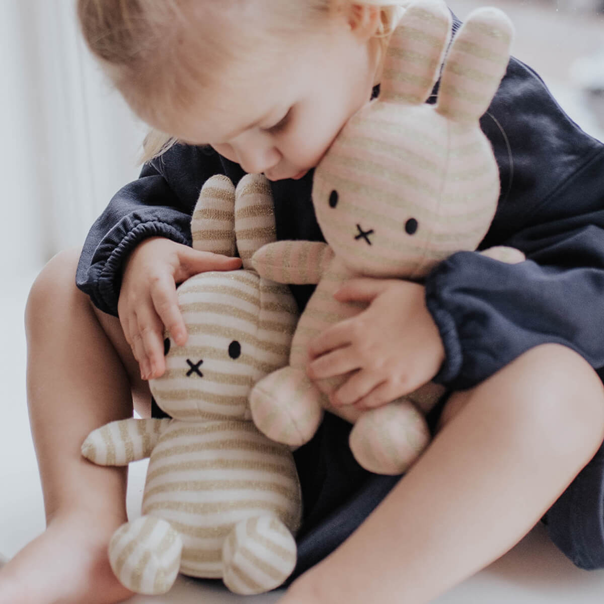 Miffy Sitting Sparkle aus Bio Baumwolle von Miffy kaufen - Spielzeug, Geschenke, Babykleidung & mehr