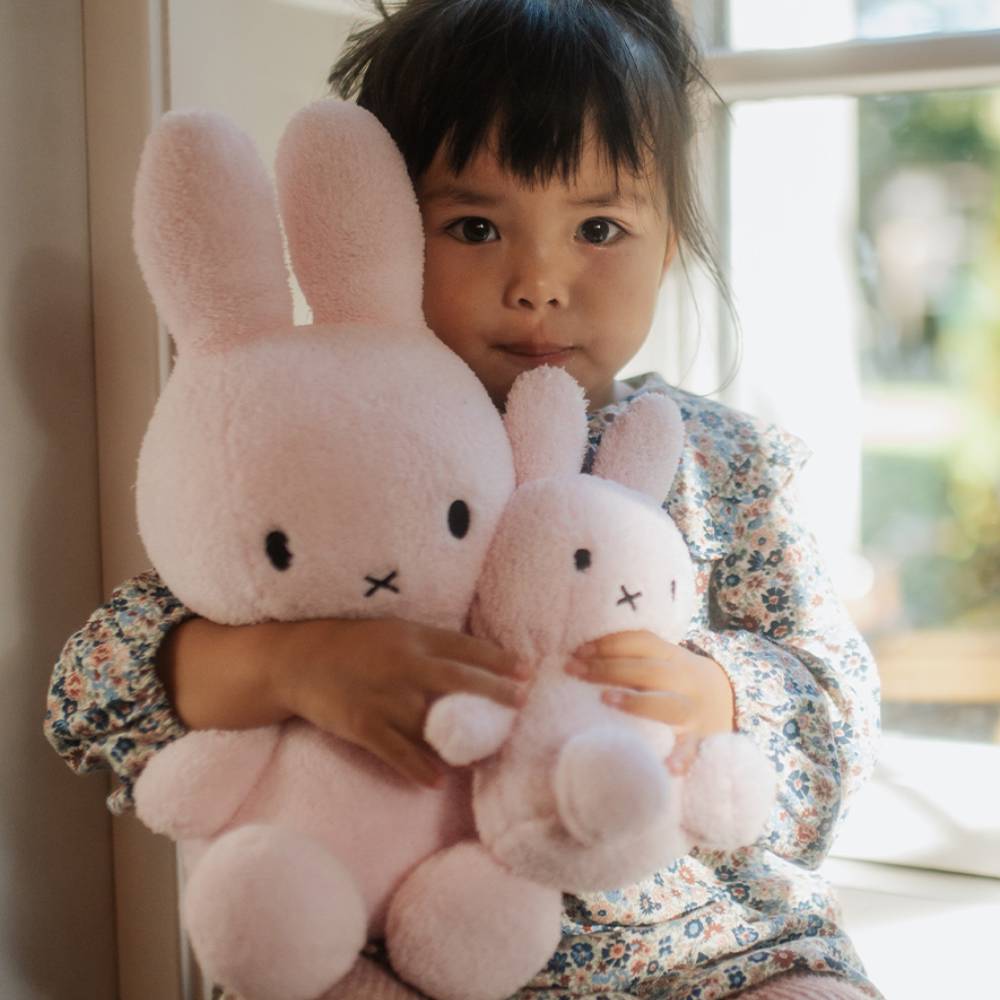 Miffy Sitting Terry Medium aus recyceltem Polyester von Miffy kaufen - Baby, Spielzeug, Geschenke, Babykleidung & mehr