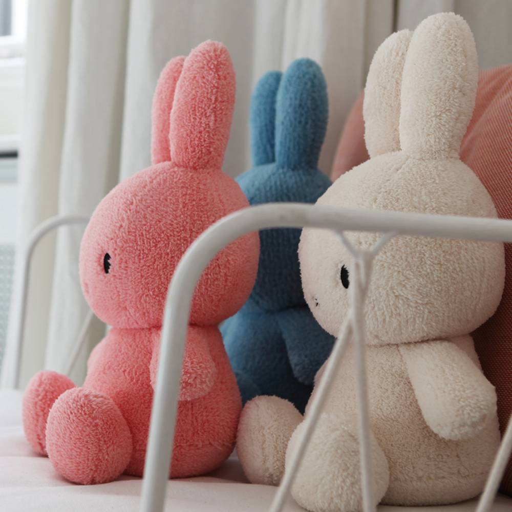 Miffy Sitting Terry Medium aus recyceltem Polyester von Miffy kaufen - Baby, Spielzeug, Geschenke, Babykleidung & mehr