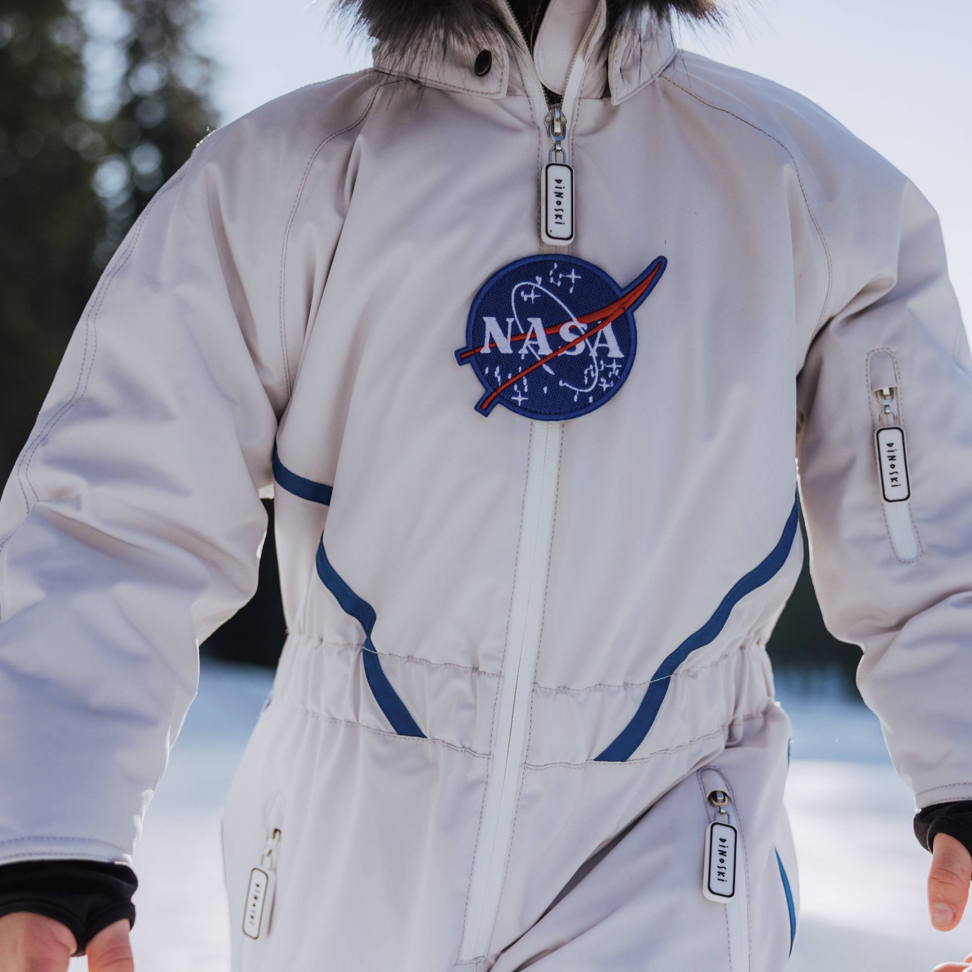 NASA Space Suit - Nachhaltiger Kinder Schneeanzug aus recycelten Flaschen von Dinoski kaufen - Kleidung, Alltagshelfer, Babykleidung & mehr