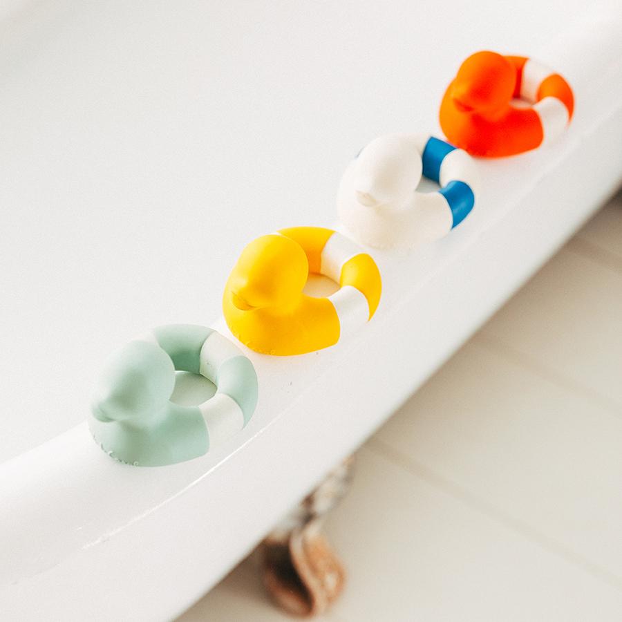 Oli&Carol "Flo the Floatie" Badeente von Oli&Carol kaufen - Baby, Alltagshelfer, Geschenke, Babykleidung & mehr