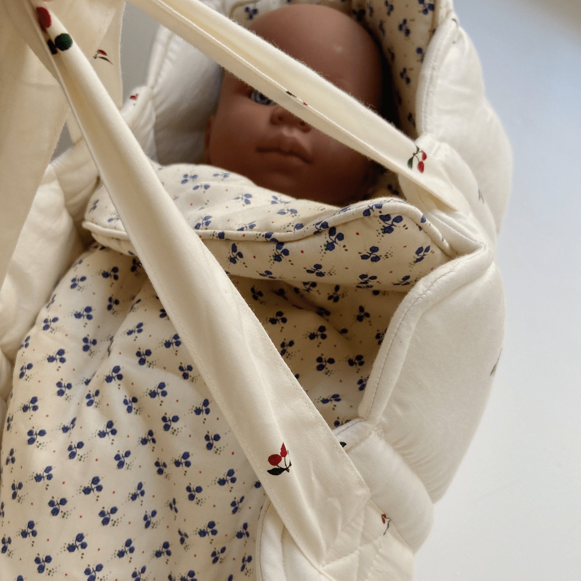 Puppen Tragetasche Doll Lift aus Bio-Baumwolle von Konges Slojd kaufen - Spielzeug, Geschenke, Babykleidung & mehr