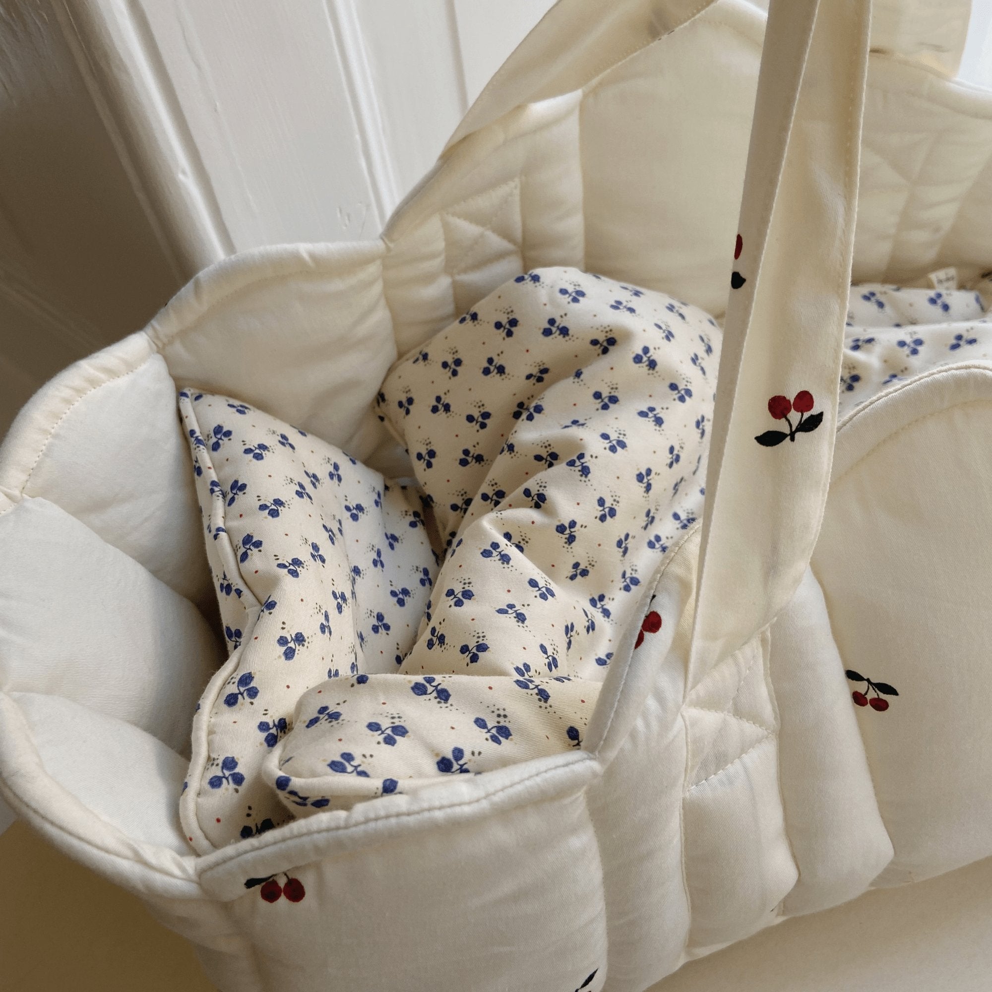 Puppen Tragetasche Doll Lift aus Bio-Baumwolle von Konges Slojd kaufen - Spielzeug, Geschenke, Babykleidung & mehr