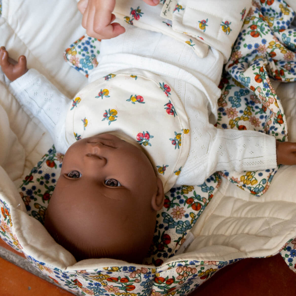 Puppen Tragetasche Doll Lift aus Bio-Baumwolle von Konges Slojd kaufen - Spielzeug, Geschenke, Babykleidung & mehr