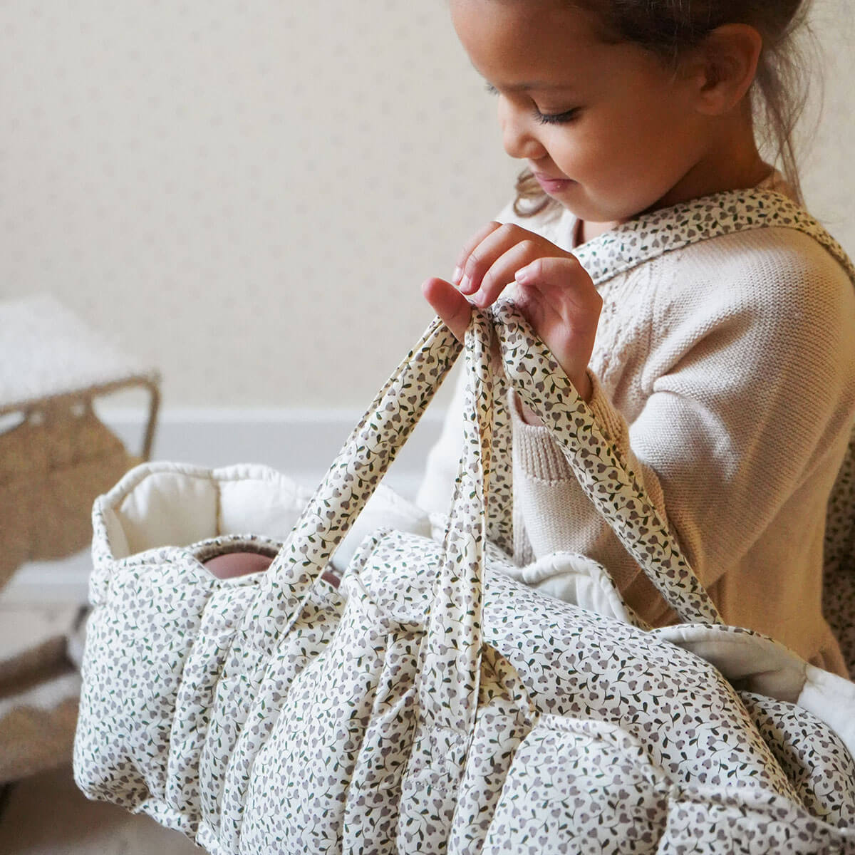 Puppen Tragetasche Doll Lift aus Bio-Baumwolle von Konges Slojd kaufen - Spielzeug, Geschenke, Babykleidung & mehr