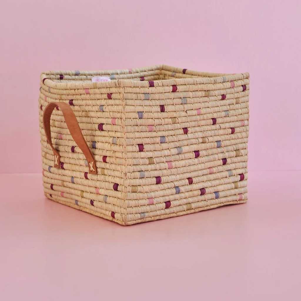 Raffia Basket mit Ledergriffen - Aufbewahrungskorb von Rice kaufen - Spielzeug, Kinderzimmer, Babykleidung & mehr