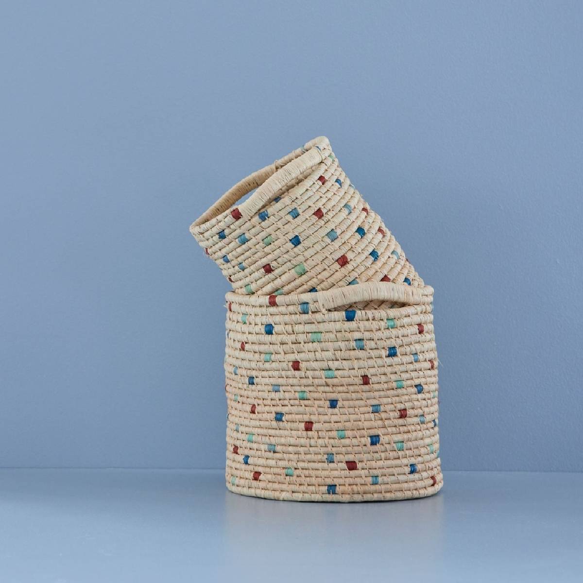 Raffia Storage Basket Small - Aufbewahrungskorb Rund mit Deckel von Rice kaufen - Spielzeug, Kinderzimmer, Babykleidung & mehr