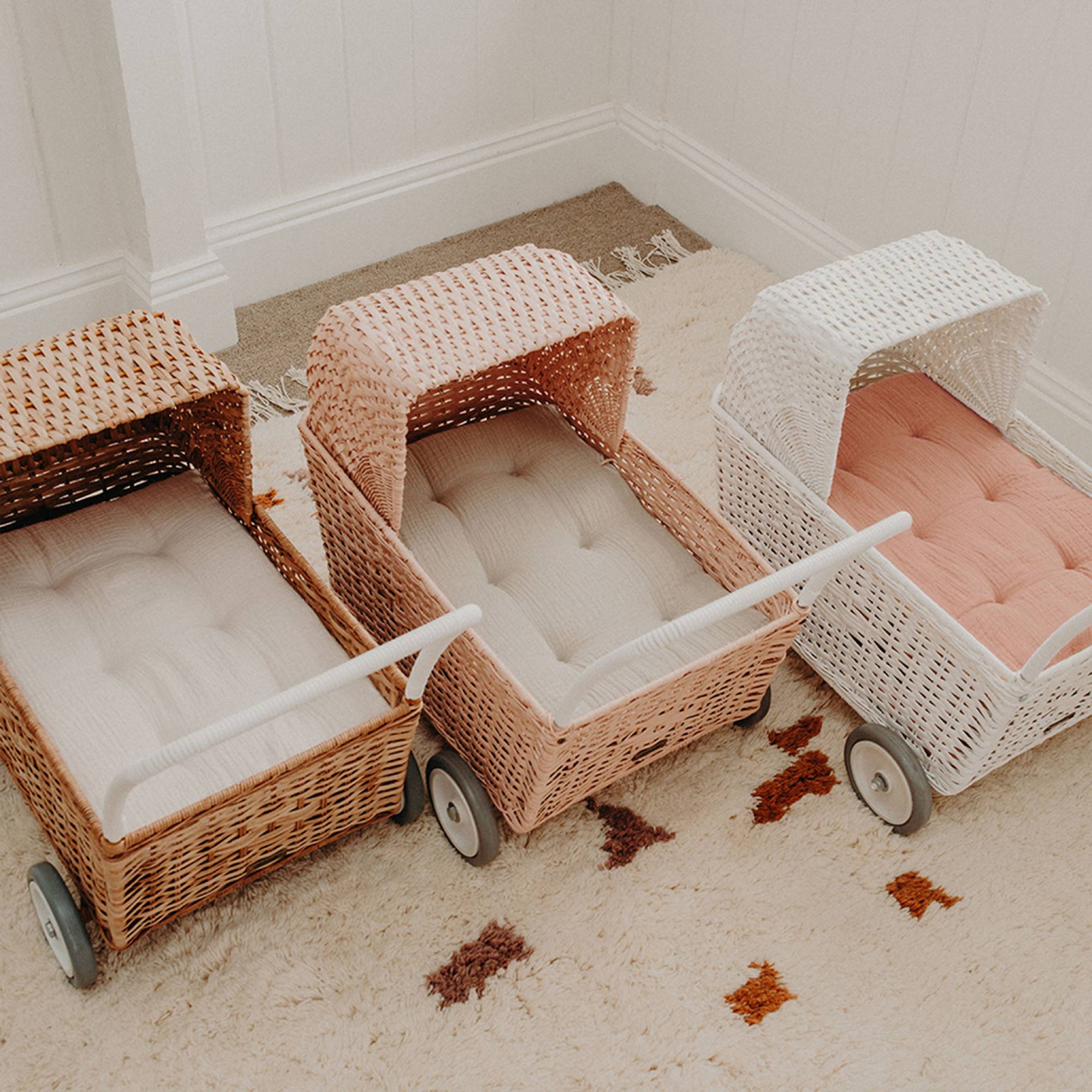 Rattan Strolley Puppenwagen von Olli Ella kaufen - Spielzeug, Geschenke, Babykleidung & mehr